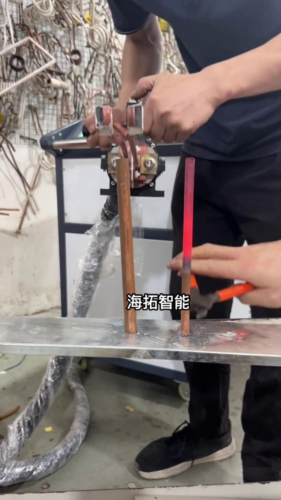 銅管加熱退火有難度嗎？沒有！隻要用了海瑞拓智能哔咔漫画APP官网进入加熱設備，什麽淬火退火加熱焊接一切都不是問題。 
