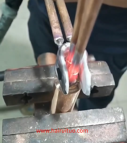 冰箱空調散熱器銅管彎頭焊接，用手持式高頻焊機(圖1)