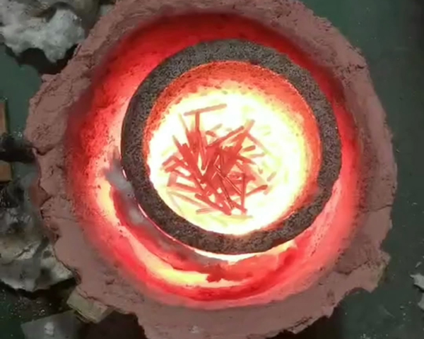 小型實驗熔煉爐，特別是用於熔煉銅的中頻電爐，是實驗室或小規模生產環境中常用的設備(圖2)