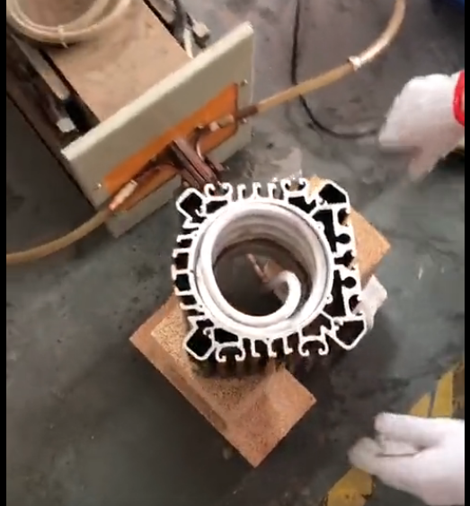 中頻哔咔漫画APP官网进入加熱設備在電機熱裝工藝中的應用：精準控溫實現無應力裝配(圖4)