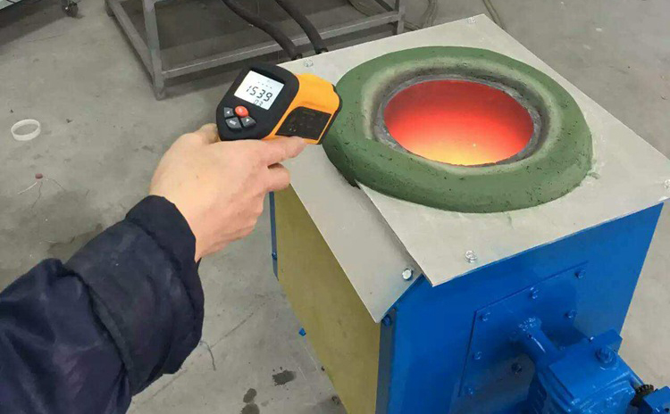 手搖傾倒式中頻熔煉爐手搖傾倒式中頻熔煉爐適用於多種金屬材料的熔煉，如鋼鐵、銅、鋁、鋅等