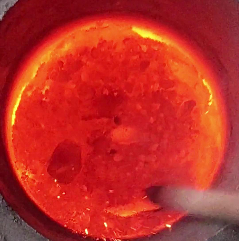 小型鐵渣中頻熔煉爐，采用IGBT節能電源模塊，比傳統電爐電烤箱節能