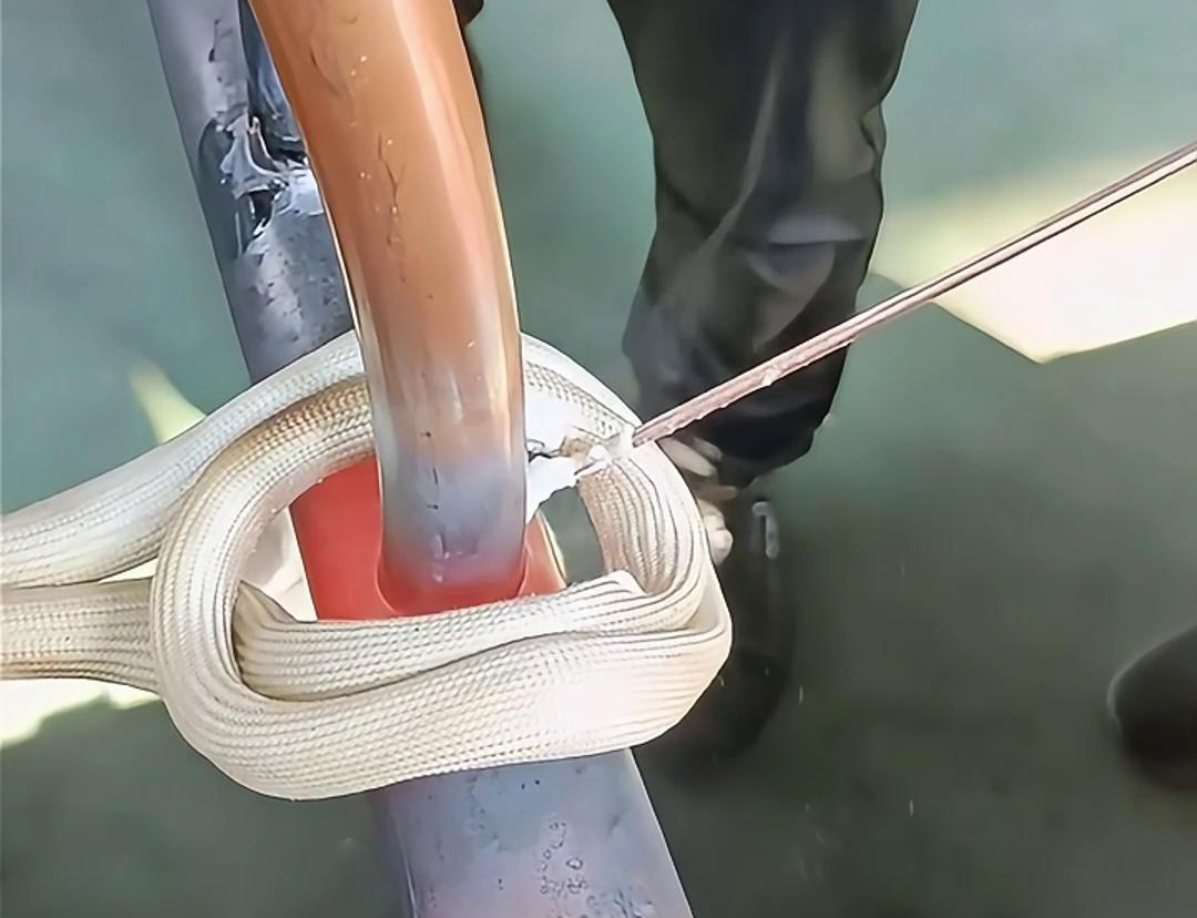 使用高頻焊機進行銅管焊接，可以大大提高工作效率