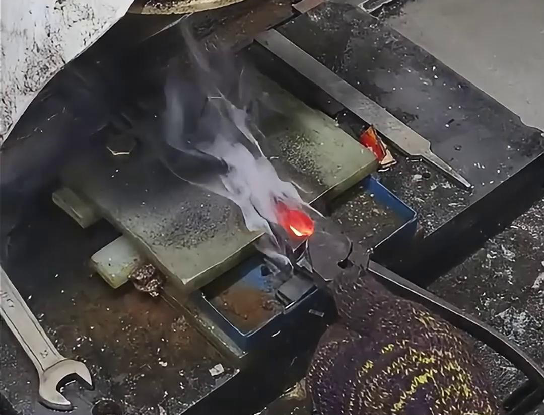 老虎鉗口淬火就是使用高頻淬火機快速加熱，並在短時間內將其冷卻