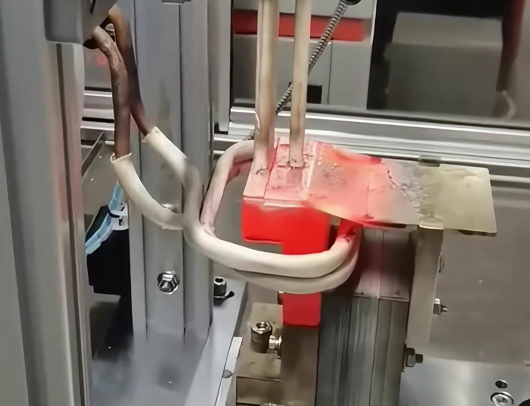 框架斷路器母排銅排高頻焊接過程。采用高頻自動焊接
