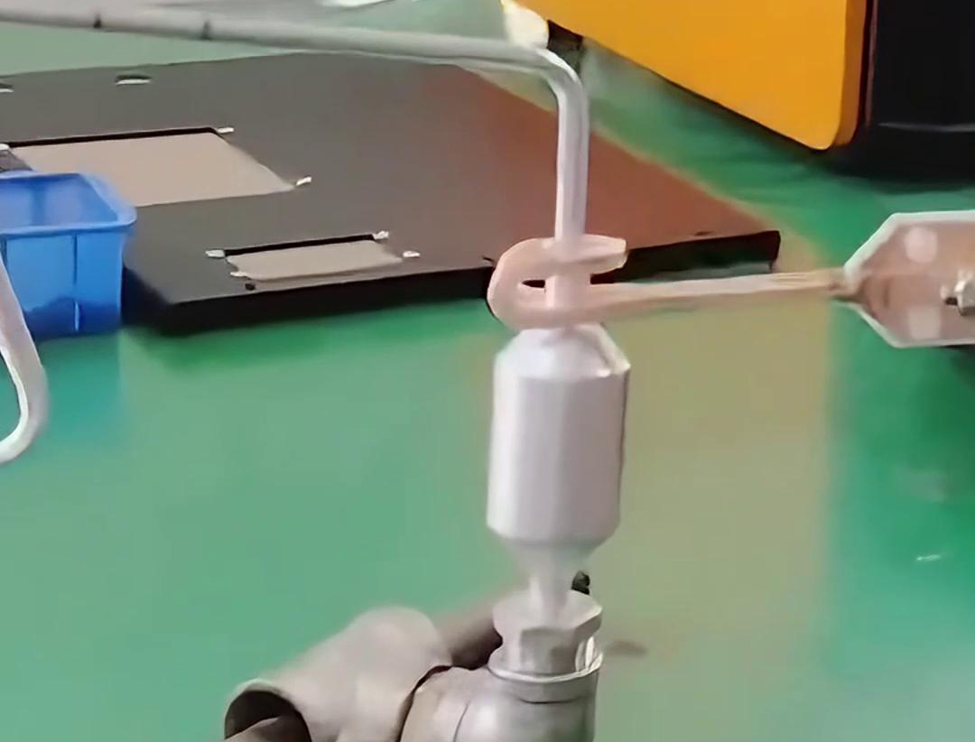 鋁管鋁儲液器正在進行釺焊，用的是手持式高頻哔咔漫画APP官网进入焊機