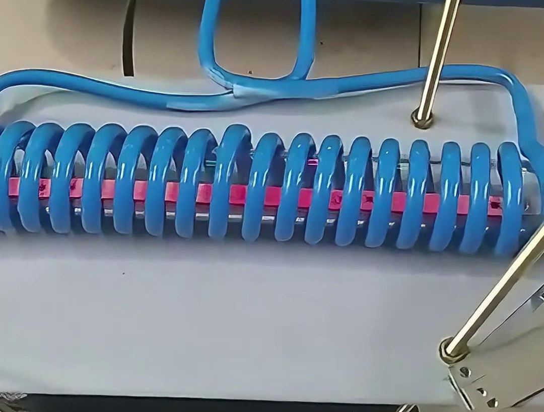 客戶定製的高頻退火機，專門用於雙孔墊片在線退火，