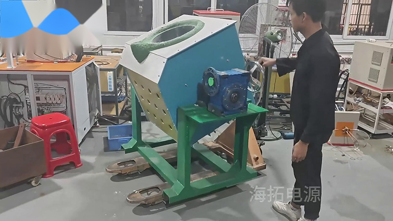 客戶定製的300公斤中頻熔煉爐，手搖傾倒式熔銅爐