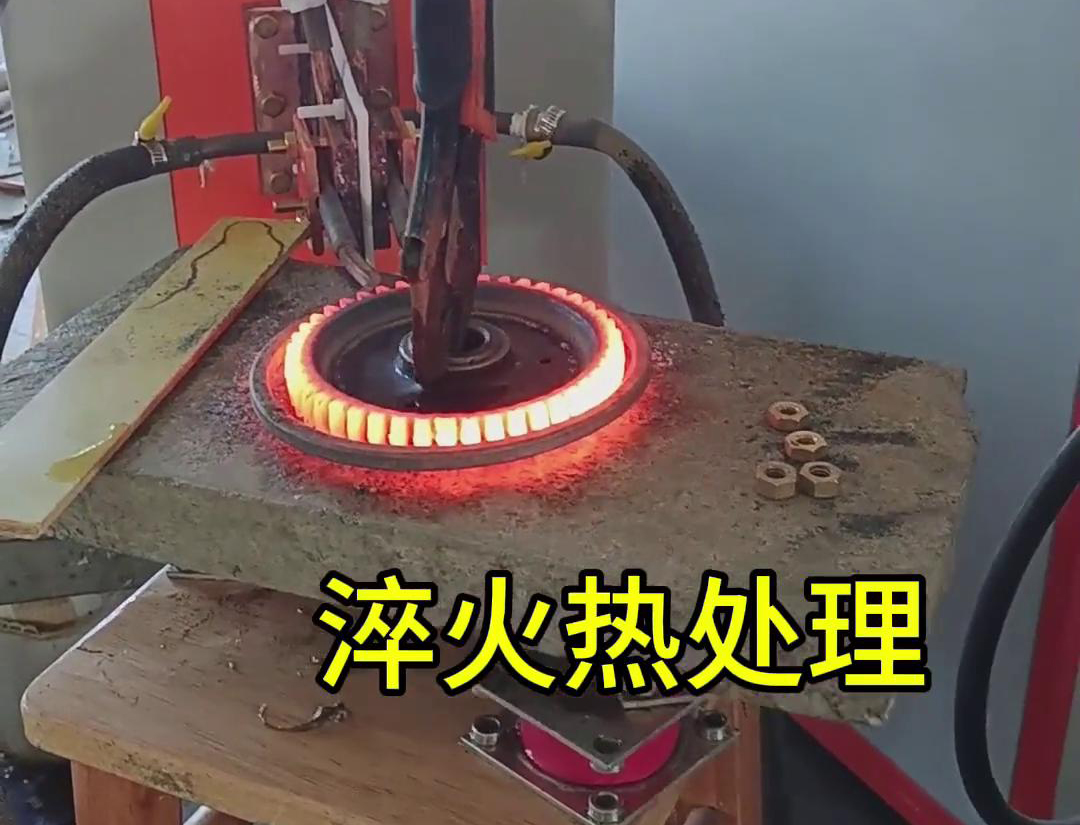 在選擇齒輪淬火方式時，超高頻淬火和中頻淬火各有其獨特的優勢和適用場景
