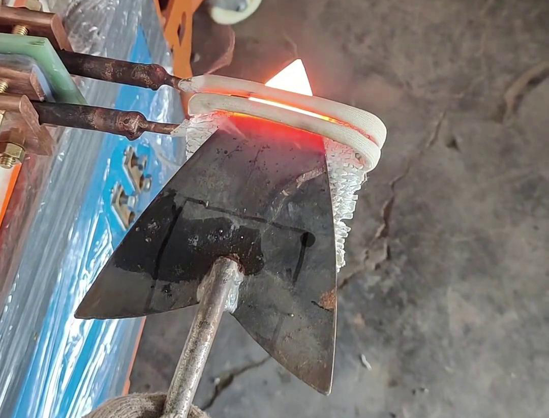高頻加熱機：類三角鐵鍬小型工具淬火熱處理的高效之選