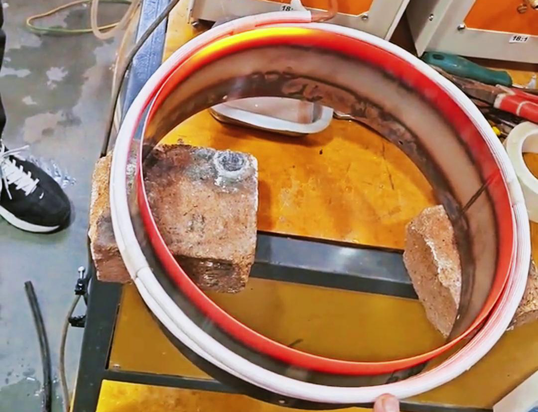 高頻加熱機對不鏽鋼鋼管進行加熱退火，為熱壓翻邊做準備