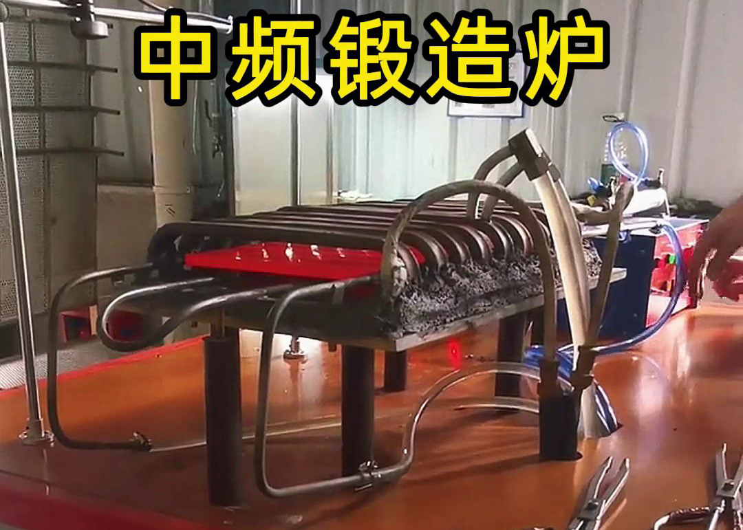 中頻銅板鍛造加熱爐，采用哔咔漫画APP官网进入加熱技術，配合送料機自動上下料