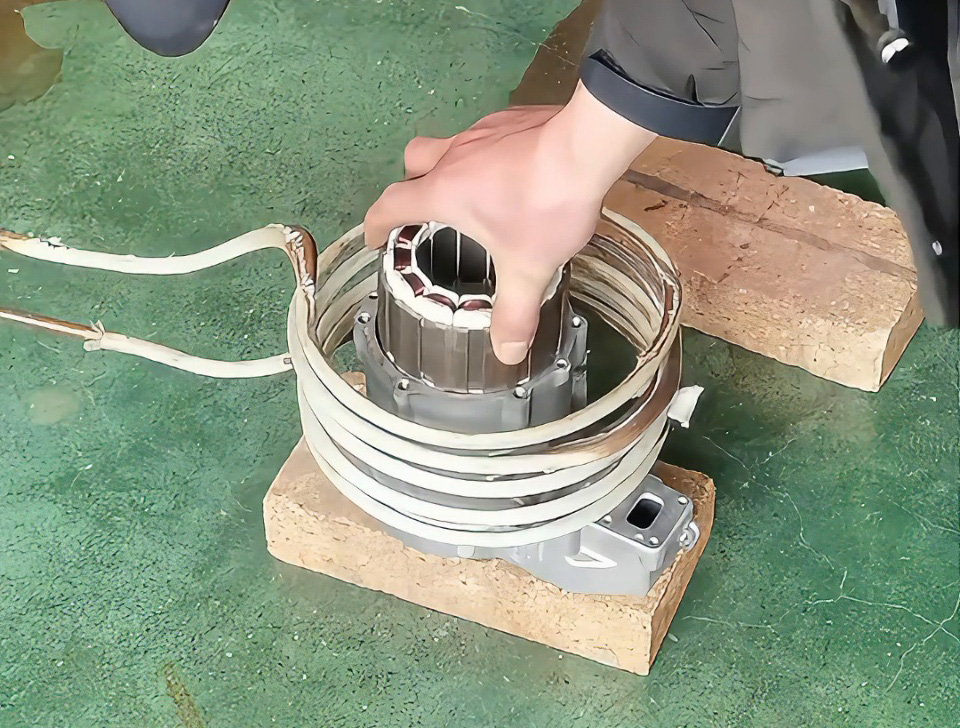 實拍全過程｜半自動電機轉子熱套加熱效果，一套設備搞定軸與機殼熱裝工藝(圖2)