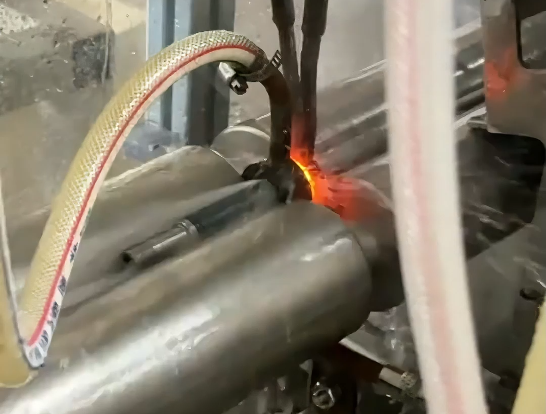 臥式淬火機床操作全流程，提高金屬硬度就是這麽簡單！20號軸淬火打樣局部過程