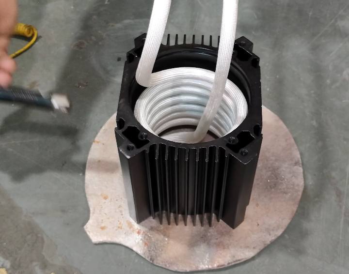 實拍全過程｜半自動電機轉子熱套加熱效果，一套設備搞