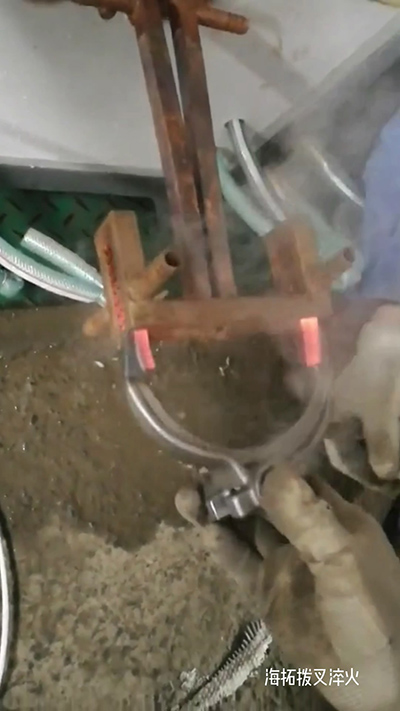高頻加熱機 撥叉淬火，1.7秒一個，質量杠杠滴