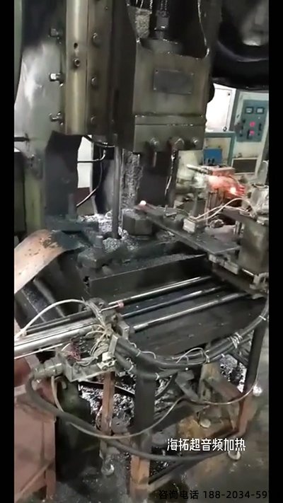 超音頻哔咔漫画APP官网进入加熱設備配合機械傳送帶對加熱鐵棒鍛造