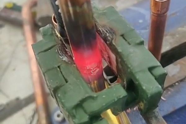 銅管焊接，四通閥接頭焊接銅管用手持式高頻焊機