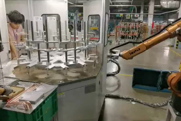 工廠實拍，配備機械手臂的高頻釺焊設備焊接銅管